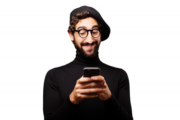 Hombre sonriendo escribiendo en un smartphone