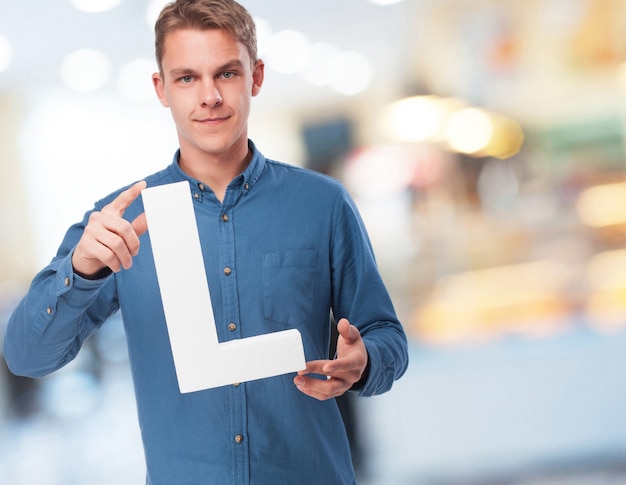 Hombre sonriendo con la letra "l"