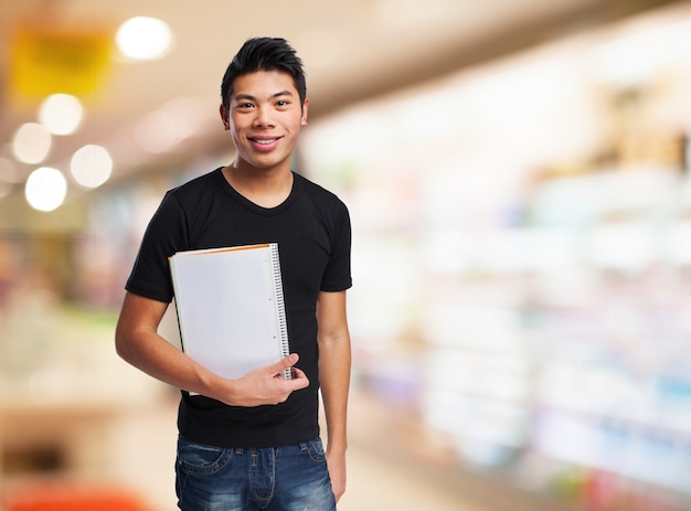 Hombre sonriendo con una libreta abierta