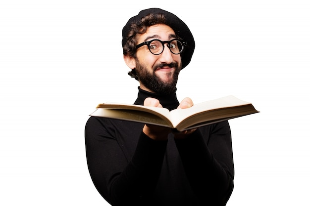 Hombre sonriendo con un libro abierto