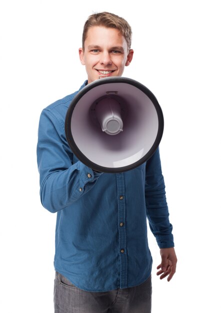 Hombre sonriendo con un megáfono