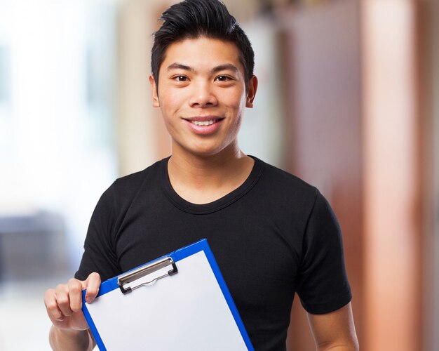 Hombre sonriendo mientras sujeta una tabla de comprobación