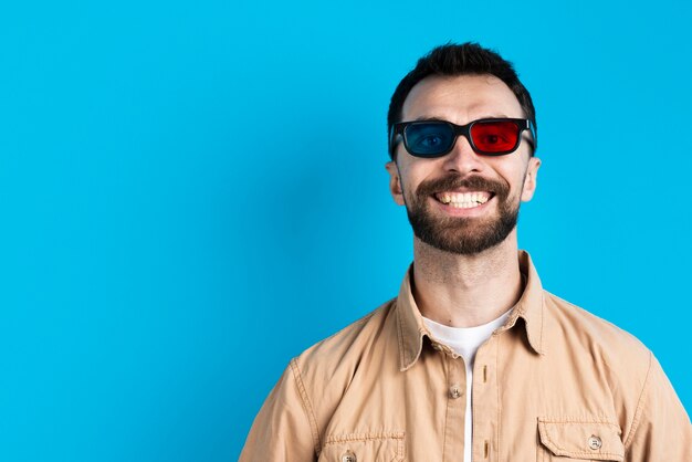 Hombre sonriendo mientras usa gafas para película