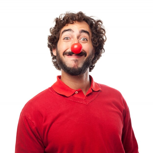 Hombre sonriendo con una nariz roja