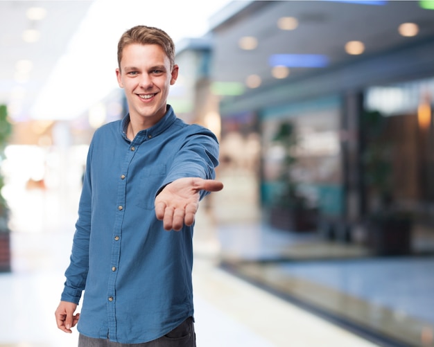 Hombre sonriendo ofreciendo su mano