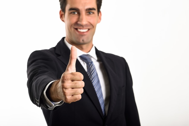 Hombre sonriendo con un pulgar arriba