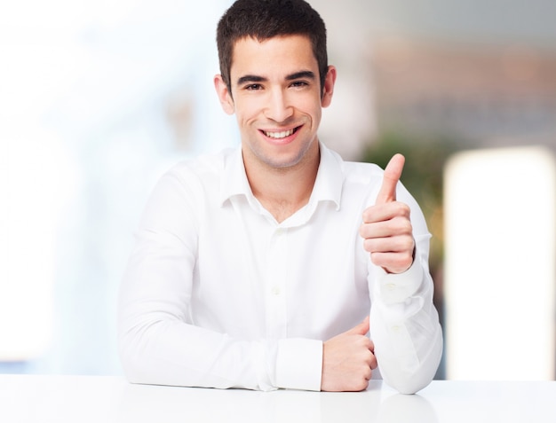 Hombre sonriendo con el pulgar arriba