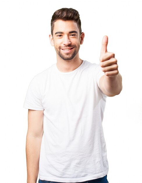 Hombre sonriendo con un pulgar arriba