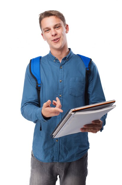 Hombre sonriendo y señalando una libreta