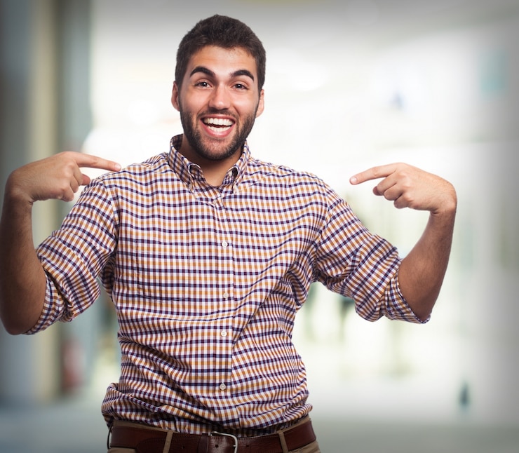 Foto gratuito hombre sonriendo y señalando a si mismo