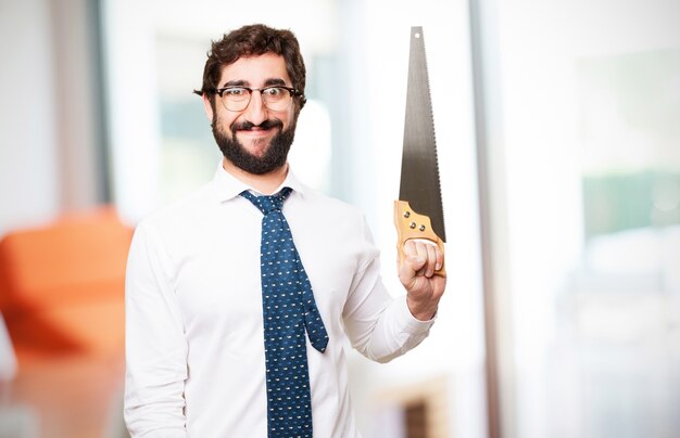 Hombre sonriendo con una sierra