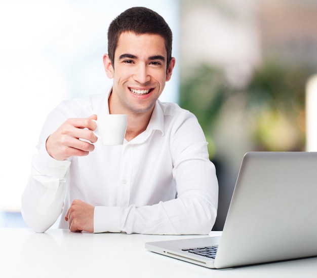 Hombre sonriendo y sosteniendo una taza de café