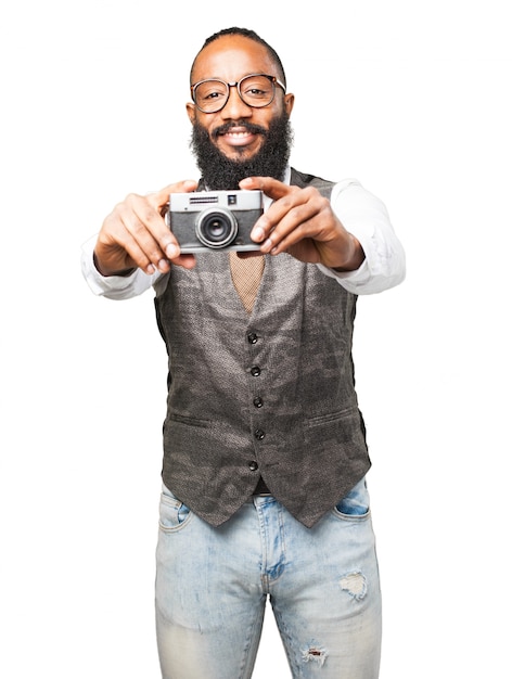 Hombre sonriendo y sujetando una cámara