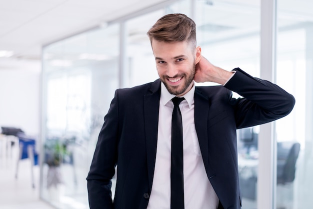 Hombre sonriendo en traje