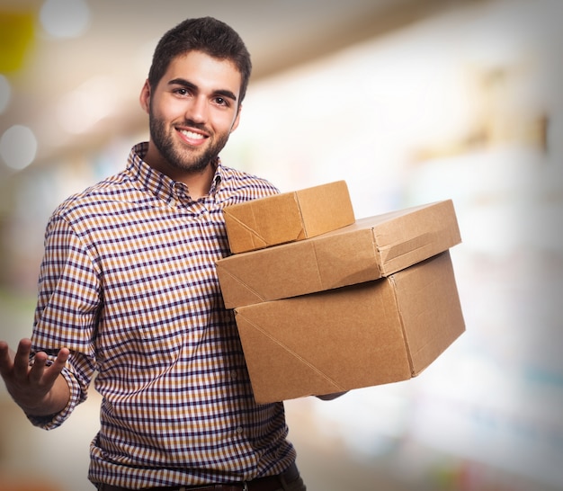 Hombre sonriendo con varias cajas de cartón