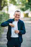 Foto gratuita hombre sonriente abriendo una tapa de botella