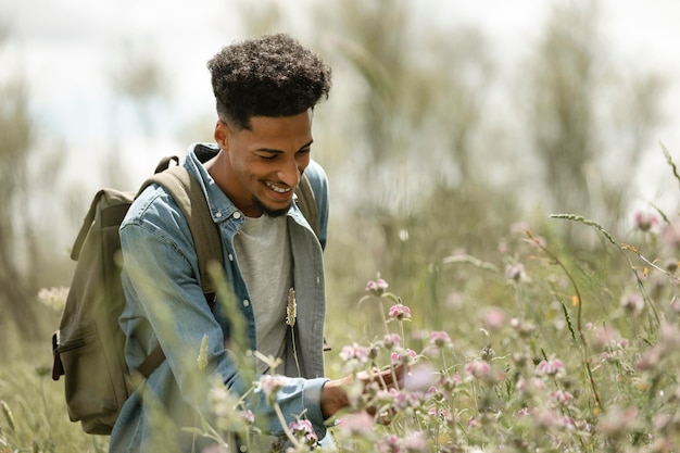 Hombre sonriente al aire libre tiro medio