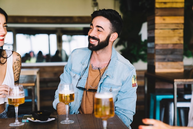 Hombre sonriente con amiga