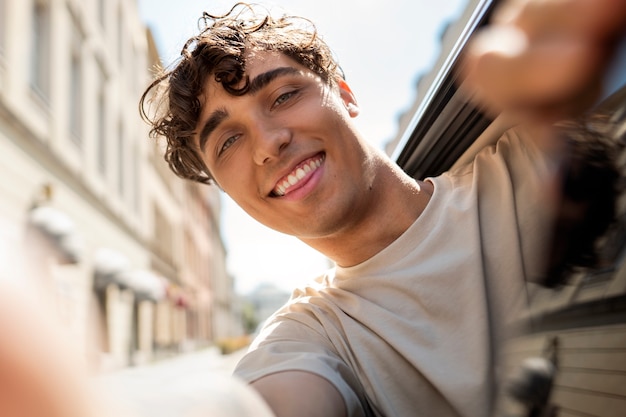 Foto gratuita hombre sonriente de ángulo bajo posando