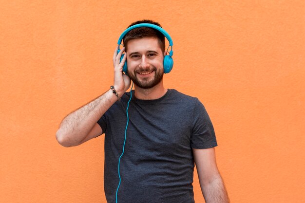 Hombre sonriente con auriculares azules