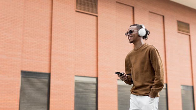 Hombre sonriente con auriculares