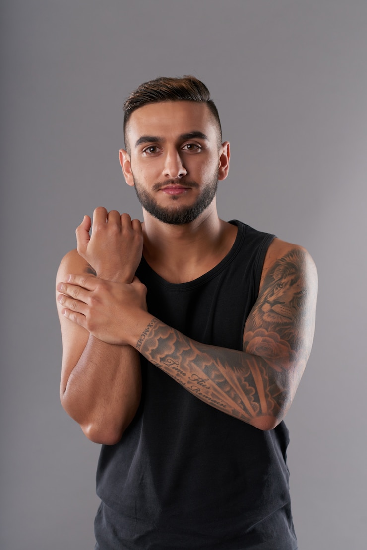 Foto gratuito hombre sonriente calentando brazos