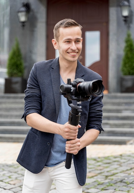 Foto gratuita hombre sonriente con cámara