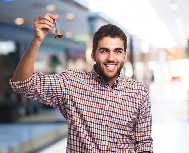 Foto gratuita hombre sonriente con una campana pequeña