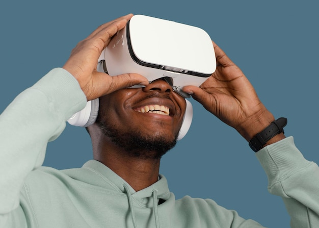 Hombre sonriente con casco de realidad virtual