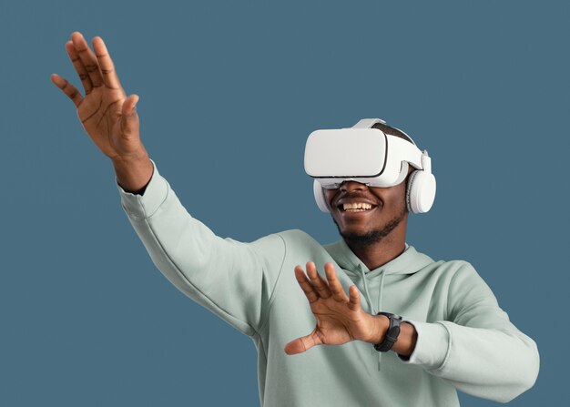 Hombre sonriente con casco de realidad virtual