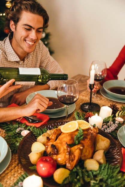 Foto gratuita hombre sonriente en cena de navidad