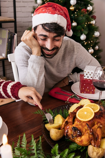 Hombre sonriente en cena de navidad