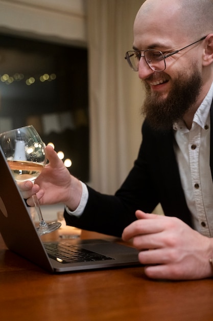 Hombre sonriente en cita virtual con laptop