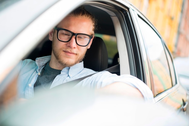 Foto gratuita hombre sonriente, en coche