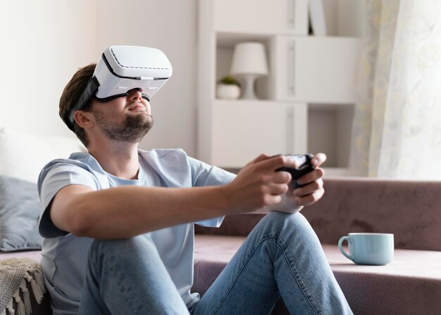 Hombre sonriente con controlador y gafas vr