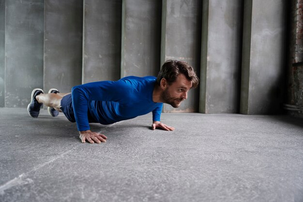 Hombre sonriente deportivo de tiro completo haciendo ejercicio