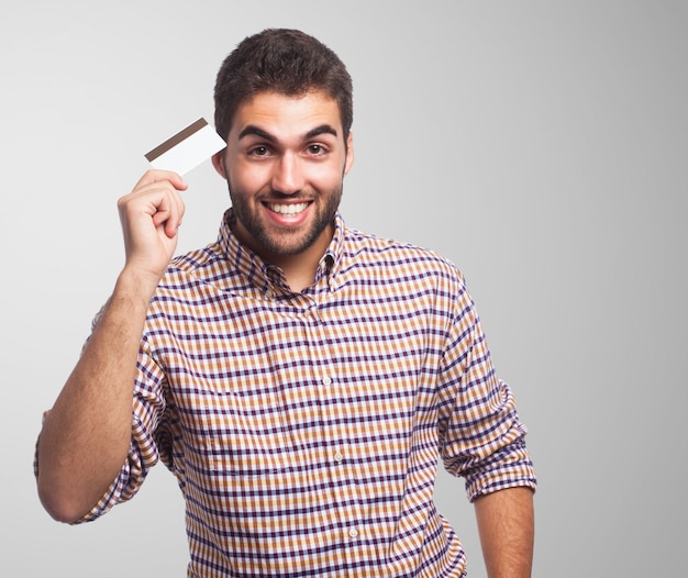 Foto gratuita hombre sonriente con dientes que muestra la tarjeta de plástico.