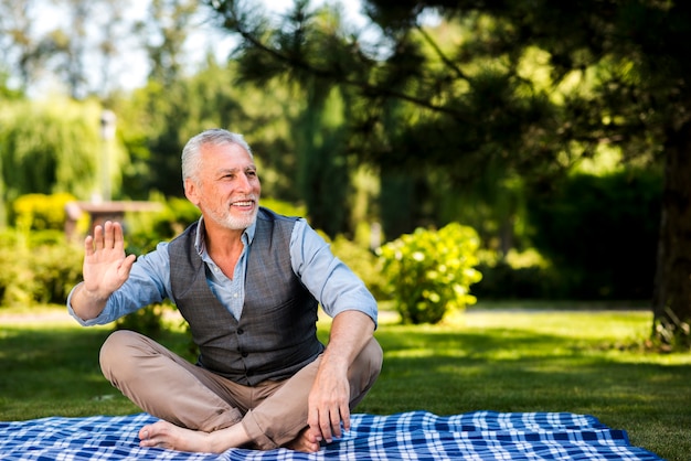 Hombre sonriente disfrutando de su tiempo en la naturaleza