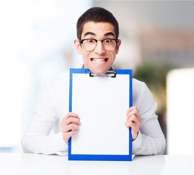 Hombre sonriente enseñando una tabla de comprobación