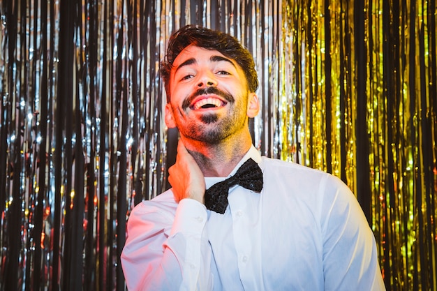 Foto gratuita hombre sonriente en fiesta de año nuevo