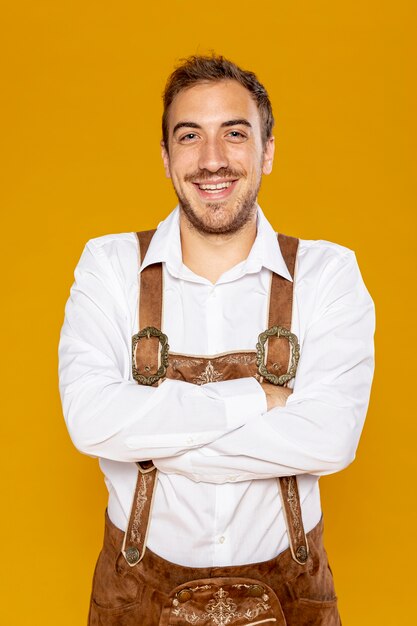 Hombre sonriente con fondo dorado