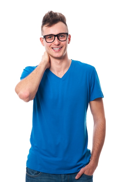 Hombre sonriente con gafas de moda