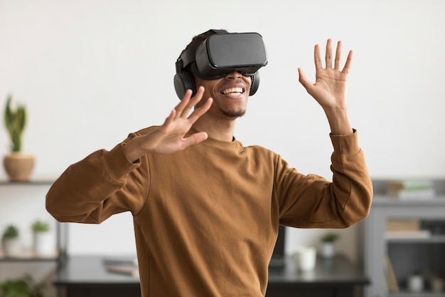 Foto gratuita hombre sonriente con gafas vr tiro medio