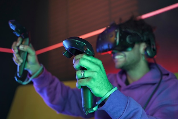 Hombre sonriente con gafas vr tiro medio