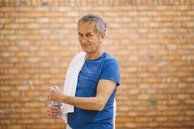 Hombre sonriente en gimnasio