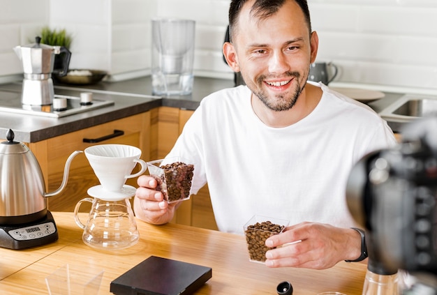 Foto gratuita hombre sonriente con granos de café