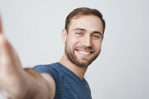 Foto gratuita hombre sonriente guapo tomando selfie