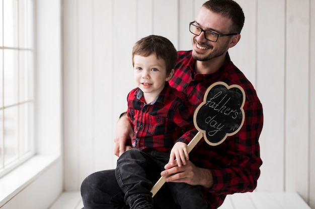 Hombre sonriente con hijo en el día del padre