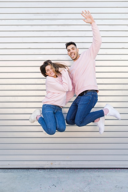 Hombre sonriente joven y mujer feliz atractiva que se divierten