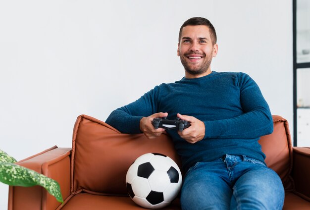 Hombre sonriente jugando con joystick